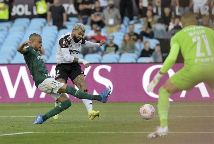 O artilheiro Gabigol chuta para marcar o gol de empate contra o Palmeiras no tempo normal