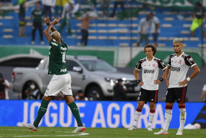 Deyverson faz o gol da vitória do Palmeiras na final da Libertadores após erro de Andreas Pereira