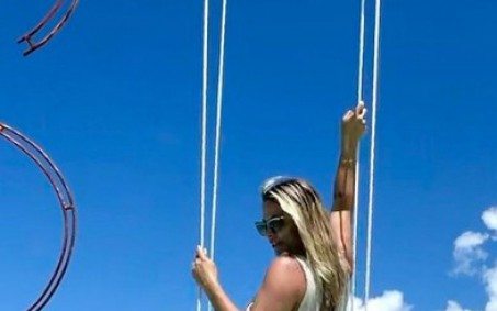 Carla Perez exibe o corpão em forma ao posar em cenário paradisíaco