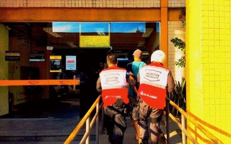 Agentes do Austin Presente prendem suspeito com mandado em aberto em Nova Iguaçu