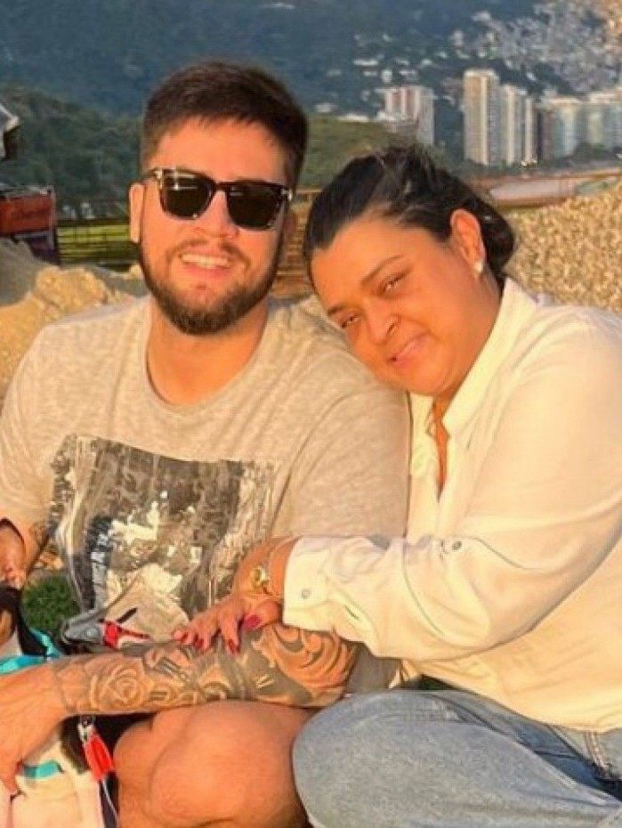 Preta Gil posa com o marido, Rodrigo Godoy, para celebrar mudan&ccedil;a