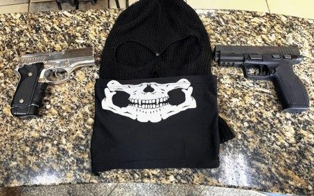 Polícia Militar apreende armas e carregadores em casa de Nova Iguaçu