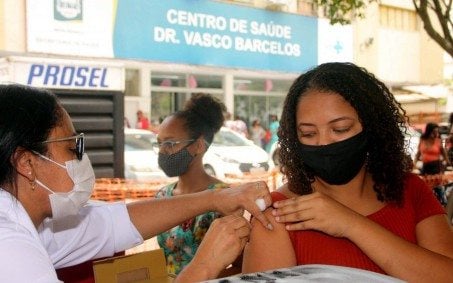 Nova Iguaçu aplica dose de reforço em pessoas a partir de 53 anos