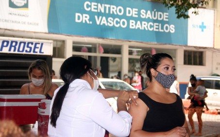 Nova Iguaçu vacina pessoas a partir de 12 anos nesta quinta-feira