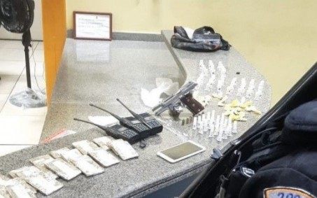Polícia apreende drogas e armas em ação contra traficantes em Nova Iguaçu