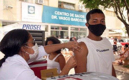 Nova Iguaçu vacina pessoas a partir de 12 anos nesta terça-feira