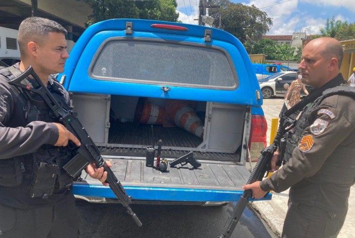 PMs apreenderam uma pistola, um carro roubado, carregador, munições, granada e um rádio comunicador