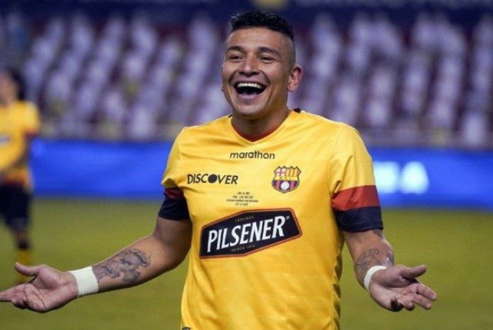 Mario Pineida é destro, mas consegue jogar pelas duas laterais