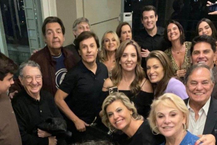 Faustão, Cesar Filho, Elaine Mickely, Caçulinha, Celso Portiolli, Tom Cavalcante, Ronnie Von, Eliana e outros famosos durante a confraternização