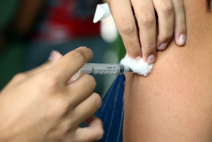 Vacina contra a covid-19 diminui significativamente os riscos da doença