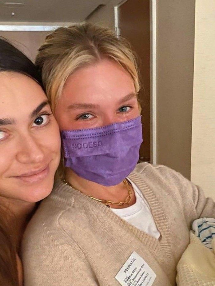 Fiorella Mattheis visita Thaila Ayala em maternidade no Rio