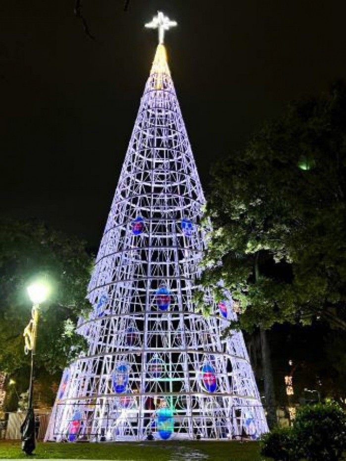 &Aacute;rvore de Natal com 35 metros montada na Pra&ccedil;a da Liberdade, um dos destaques do Natal Imperial 2021 em Petr&oacute;polis
