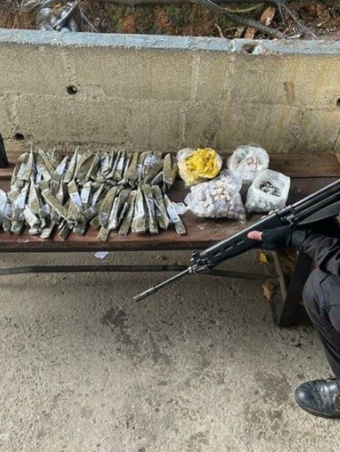 Policiais apreenderam armas e drogas ap&oacute;s confronto com traficantes em Nova Igua&ccedil;u