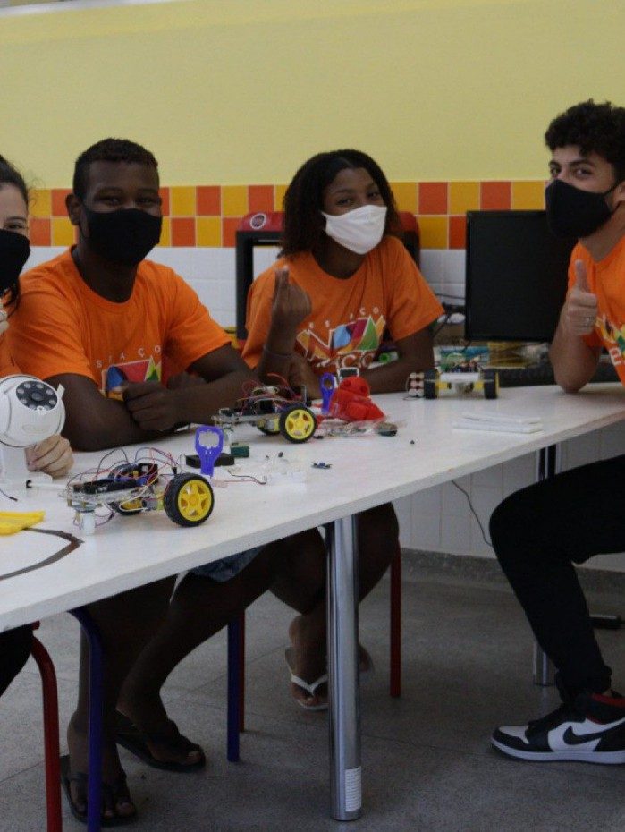 A equipe finalista de Rob&oacute;tica do Espa&ccedil;o Nova Gera&ccedil;&atilde;o (ENG), batizada de "Fam&iacute;lia Stitch", &eacute; formada pelos alunos Tassiane Medeiros (16), Alisson Pimentel (16) e Eduarda Andrade (18).