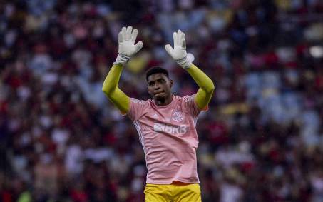 Flamengo faz contraproposta ao Estoril e aguarda resposta para negociar Hugo Souza