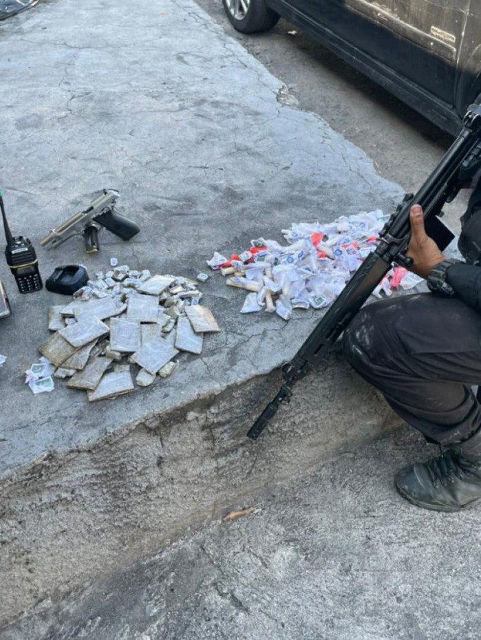 Agentes apreenderam drogas, telefones celulares, um rádio transmissor e uma pistola 