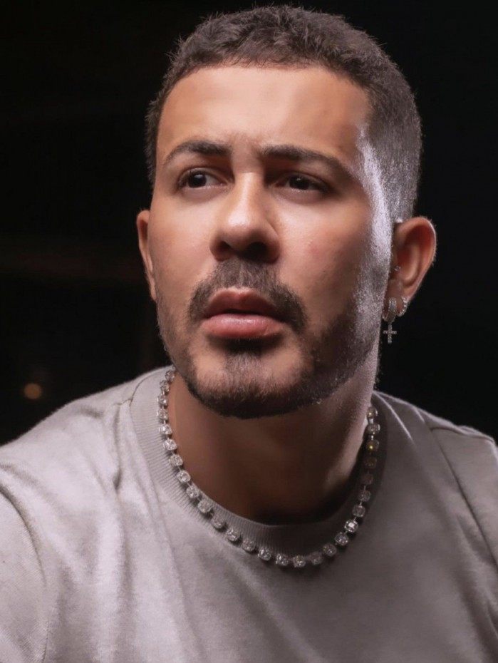 Influenciador apareceu abalado nas redes sociais