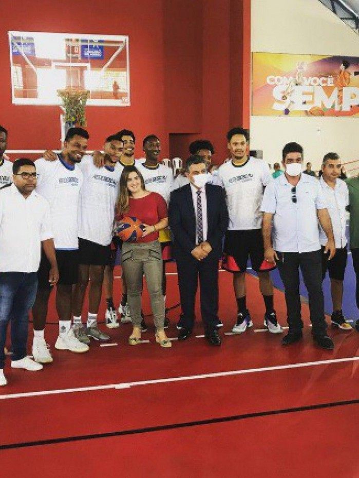 O prefeito Ramon Gidalte e a deputada chegaram juntos à cerimônia de inauguração do Ginásio Poliesportivo Albertino Francisco, neste domingo (5)