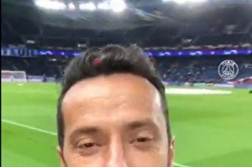 Nenê é convidado de honra em jogo do PSG e recebe cumprimento de Messi