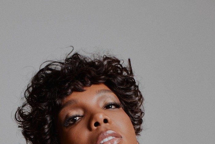 Ex-BBB Thelma Assis comemora lançamento de autobiografia