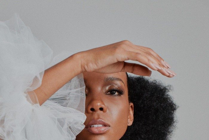 Thelminha abre o jogo sobre luta contra o racismo em autobiografia