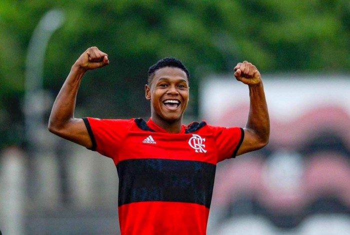 Matheus França, revelação das categorias de base, terá chance de jogar como titular no time principal 