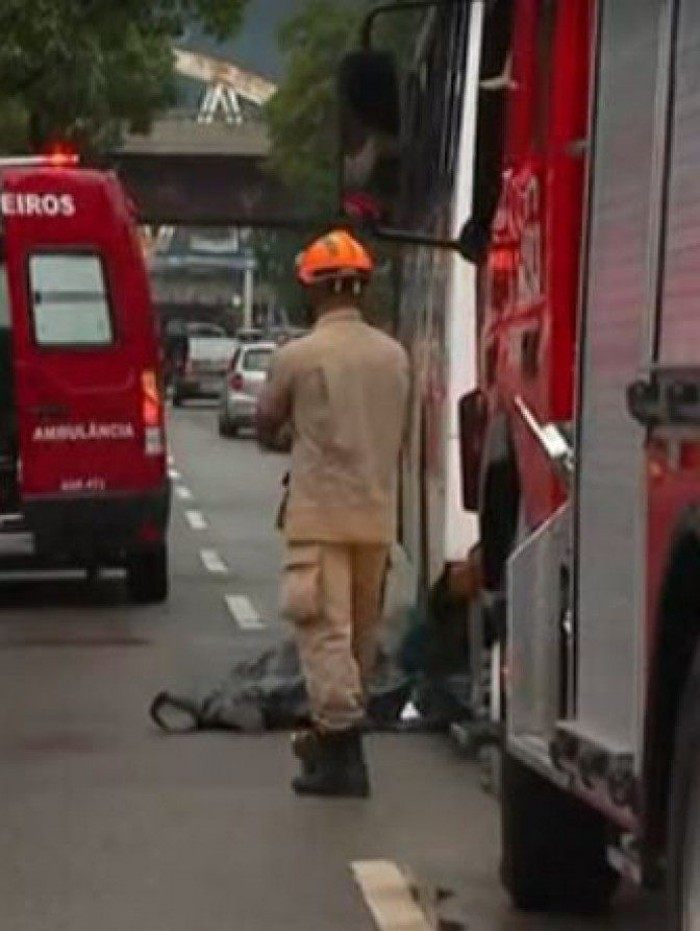 Mulher morre em grave acidente entre moto e ônibus na Avenida Francisco Bicalho