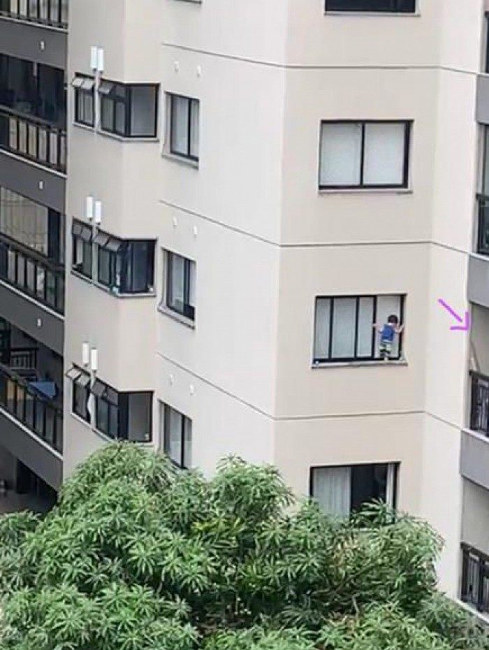 Menino fica pendurado na janela de apartamento em Icaraí