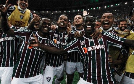 Com show da torcida, Fluminense bate a Chapecoense e garante vaga na Libertadores