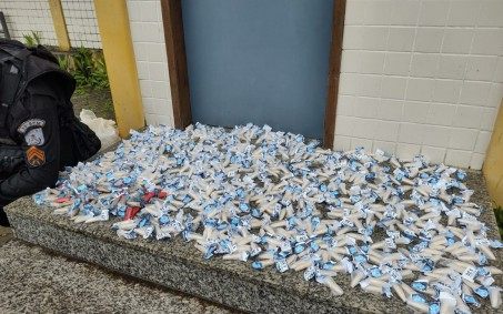 Mesmo embaixo de chuva, PMs do 30º BPM de Teresópolis desenterram grande carga de droga