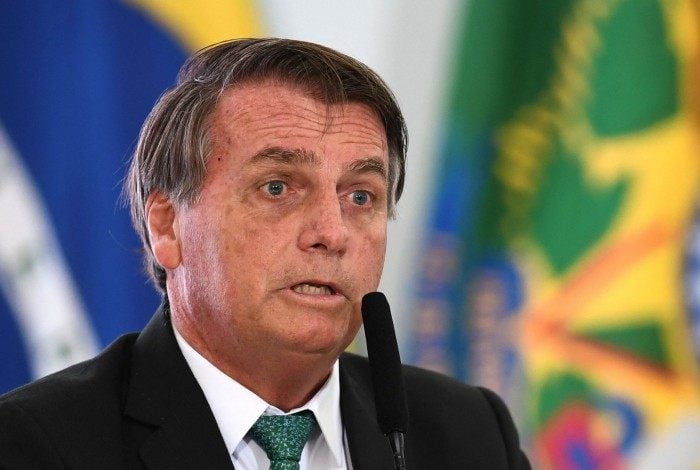 Bolsonaro volta a criticar isolamento e defende tratamento sem comprovação