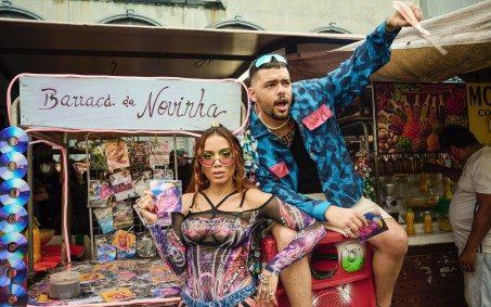 'Funk raiz, calor e batidão', afirma Anitta sobre a música 'No Chão Novinha' em parceria com Pedro Sampaio