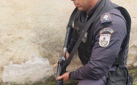 PM prende suspeito de tráfico de drogas em Meriti