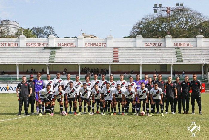 O elenco campeão carioca sub-17 pelo Vasco