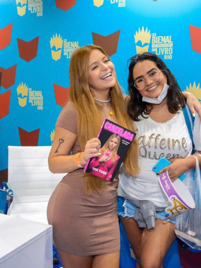Viih Tube faz sess&atilde;o de aut&oacute;grafos na Bienal do Livro Rio, no Riocentro, Zona Oeste do Rio, nesta quarta-feira
