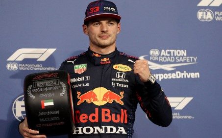 Verstappen supera Hamilton e conquista pole para decisão do título da Fórmula 1