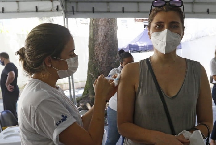 Vacinação contra a gripe segue no Rio de Janeiro. Na foto, Maria Cristina, no posto de saúde Heitor Beltrao, na Tijuca