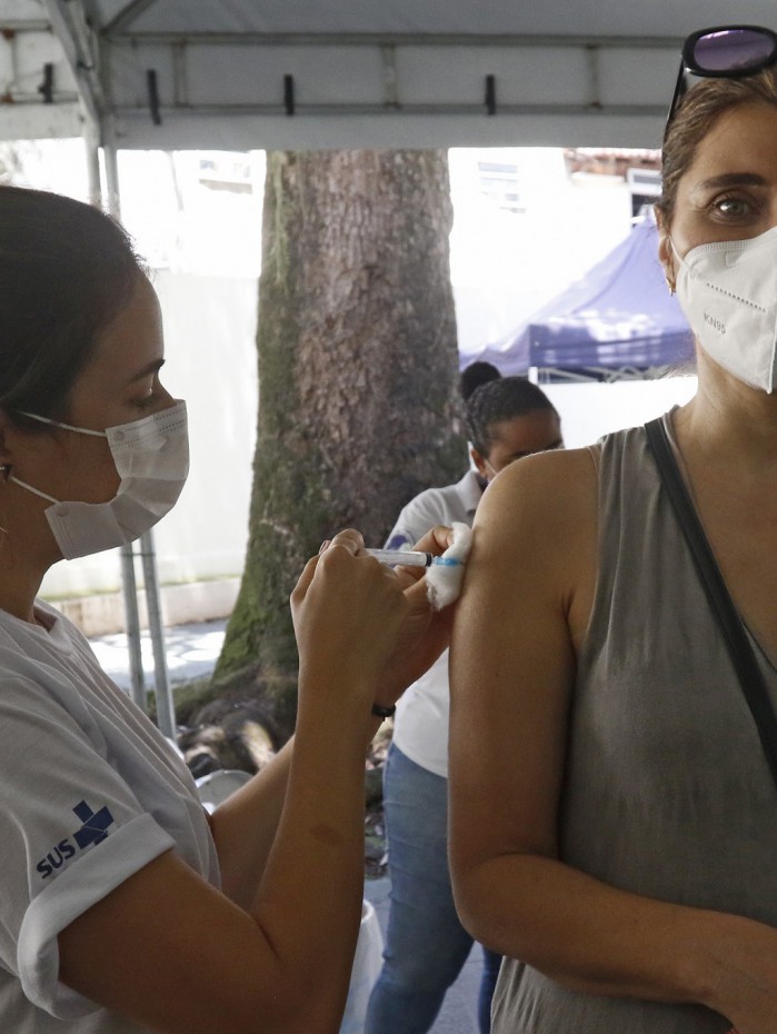 Vacinação contra a gripe segue no Rio de Janeiro. Na foto, Maria Cristina, no posto de saúde Heitor Beltrão