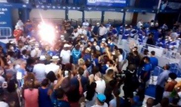 Vídeo: Amigos e familiares se despedem de Monarco com samba na palma da mão durante velório na Portela