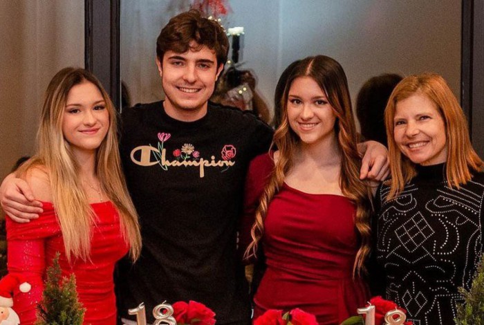 Filhas g&ecirc;meas de Gugu Liberato comemoram 18 anos ao lado da m&atilde;e e do irm&atilde;o