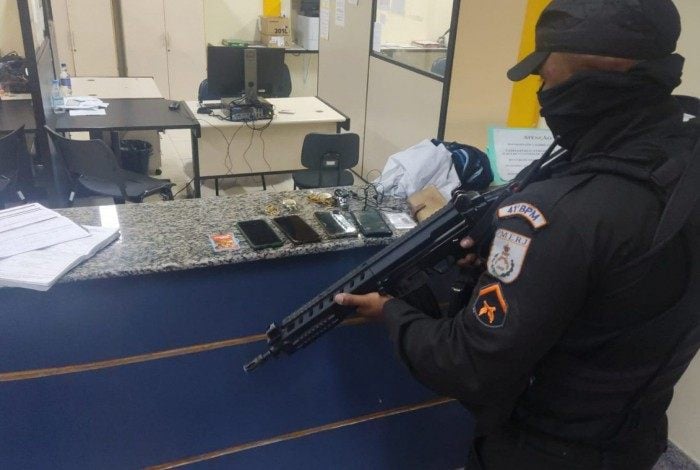 Homem é preso após roubar passageiros na Pavuna