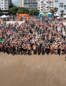 Rei e Rainha do Mar agita praia de Copacabana