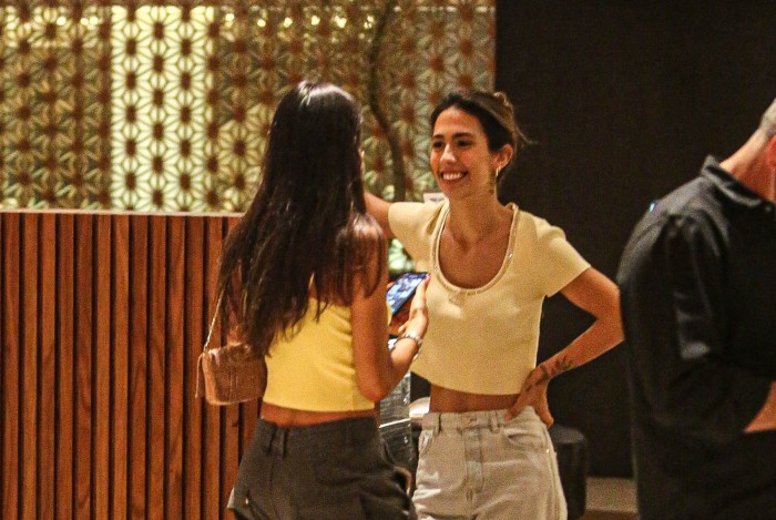 Gabi brandt vai a restaurante na barra da Tijuca.