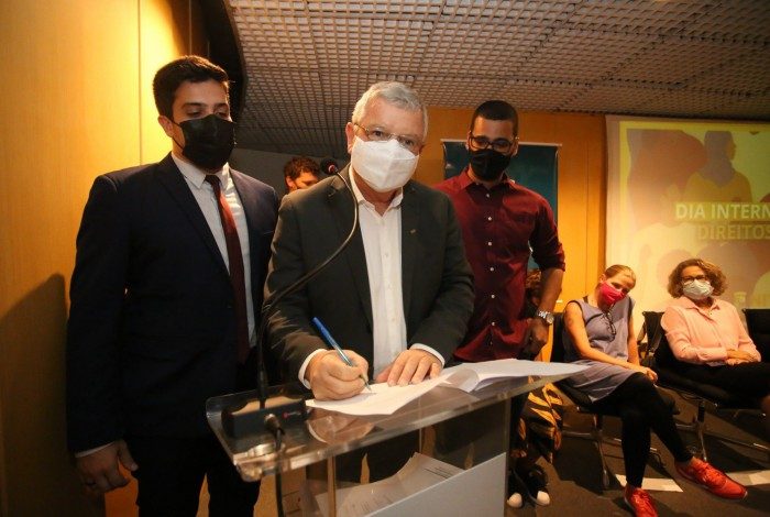 Ao lado do prefeito Axel Grael, o secretário municipal de Direitos Humanos, Rafhael Costa acompanhou a assinatura de importantes ferramentas de política pública.