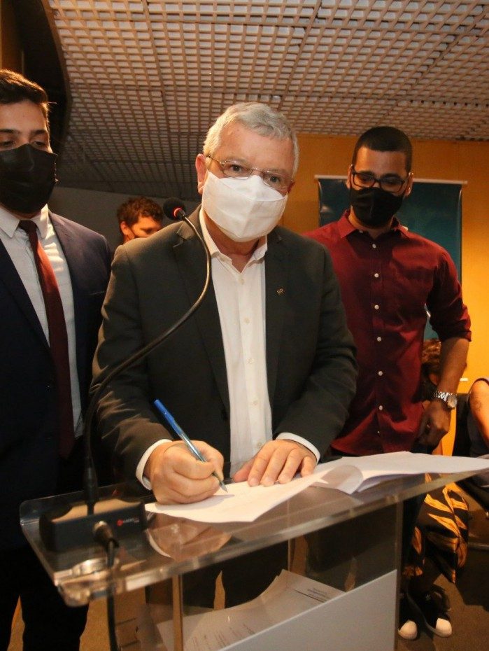 Ao lado do prefeito Axel Grael, o secretário municipal de Direitos Humanos, Rafhael Costa acompanhou a assinatura de importantes ferramentas de política pública.