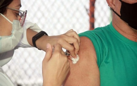 Nova Iguaçu reduz para quatro meses intervalo das doses de reforço