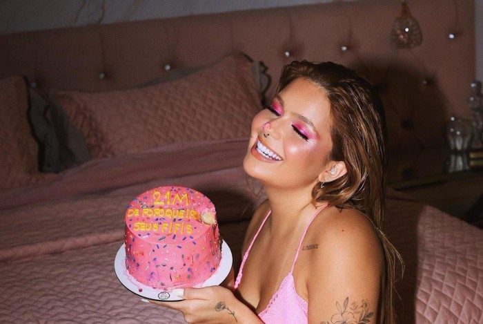 Viih Tube comemora 21 milh&otilde;es de seguidores no Instagram com fotos sensuais