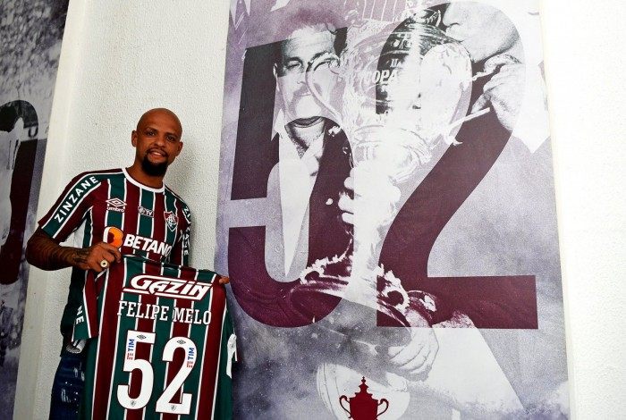 Felipe Melo foi a contratação mais badalada e jogará com a camisa de número 52 do Fluminense