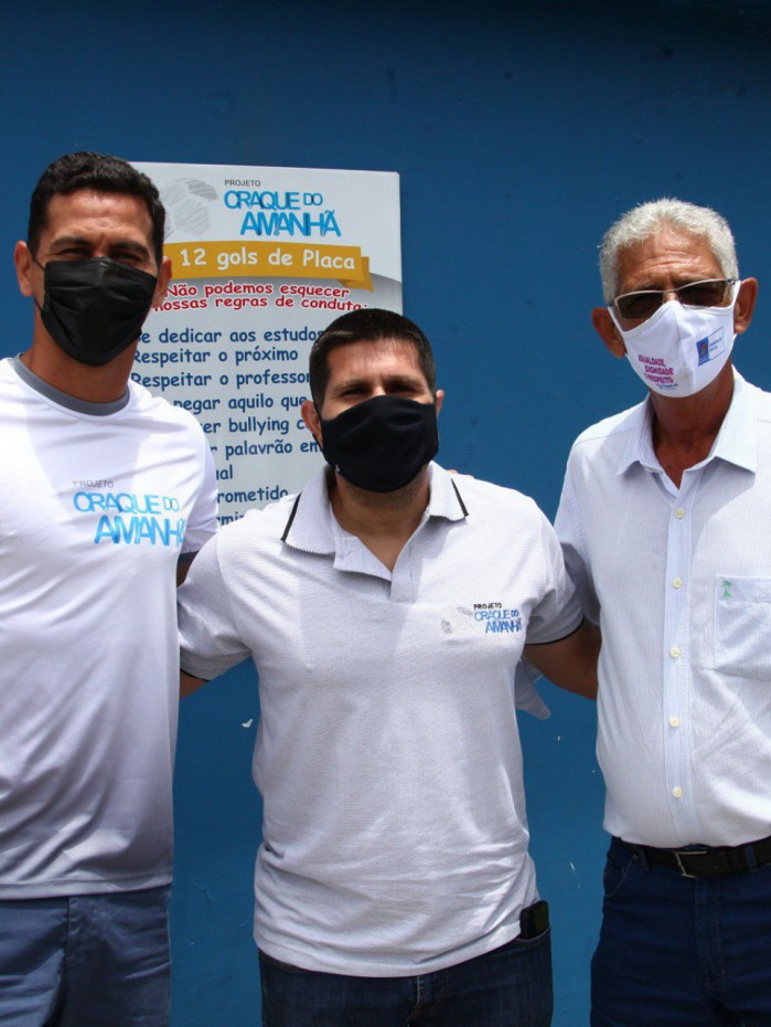 O jogador Paulo Henrique Ganso, o coordenador Felipe Espos e o prefeito Capitão Nelson.