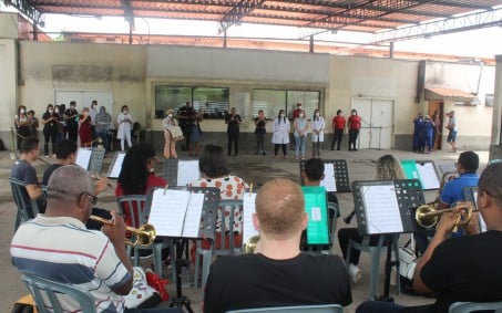 Orquestra se apresenta no Hospital da Posse e emociona pacientes e funcionários